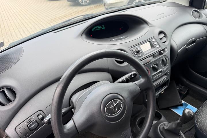 Sølv Toyota Yaris fra 2004
