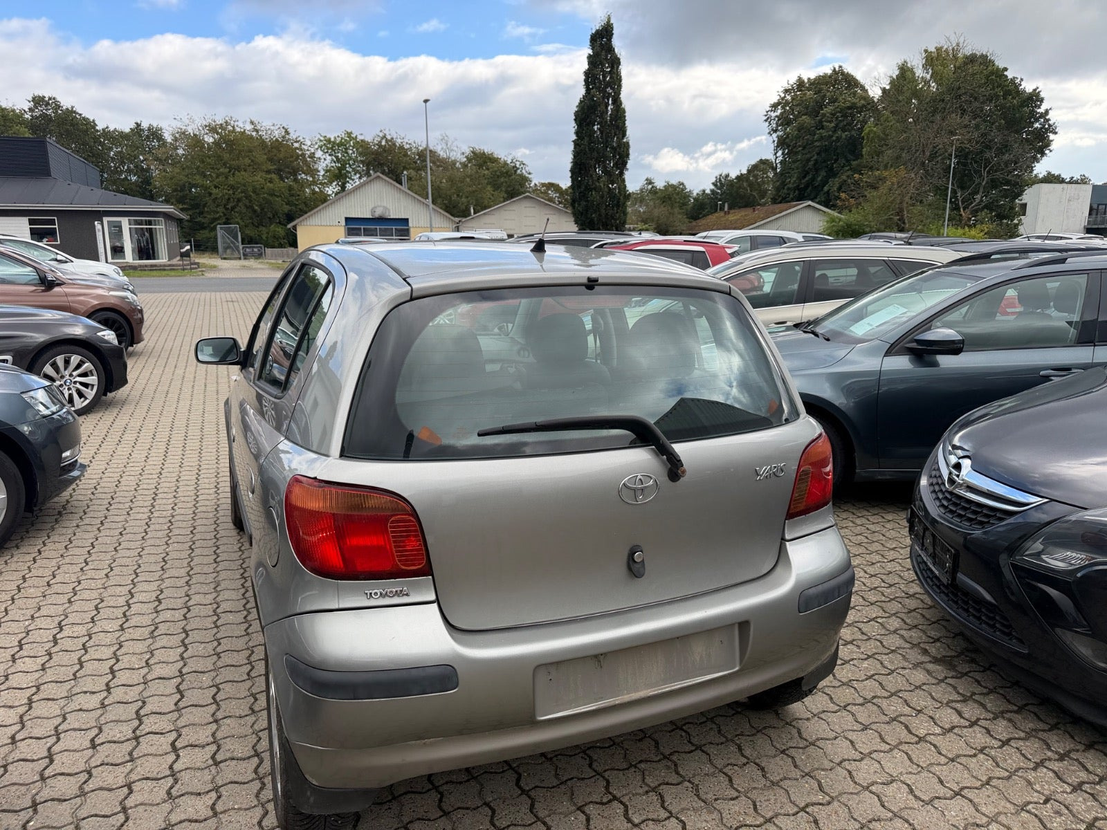 Sølv Toyota Yaris fra 2004