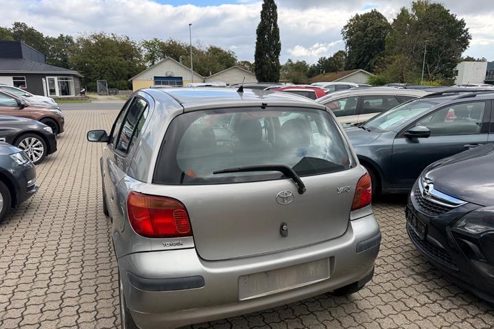 Sølv Toyota Yaris fra 2004