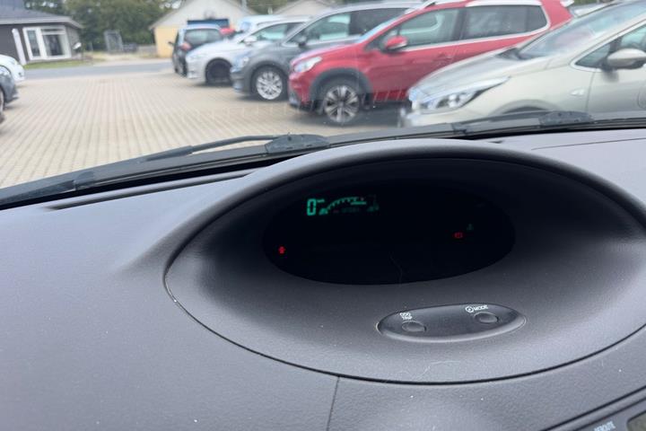 Sølv Toyota Yaris fra 2004