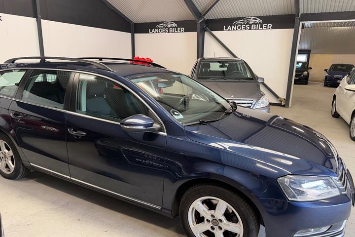 Blå VW Passat fra 2014