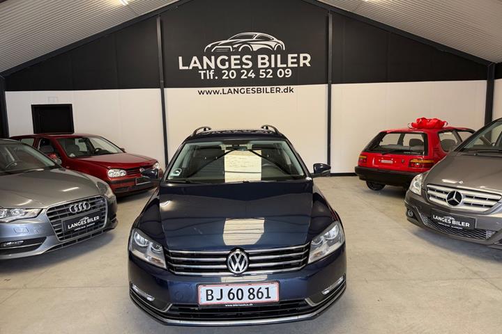 Blå VW Passat fra 2014