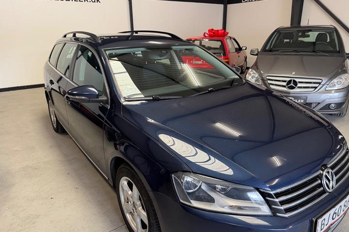 Blå VW Passat fra 2014