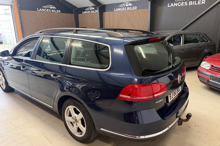 Blå VW Passat fra 2014