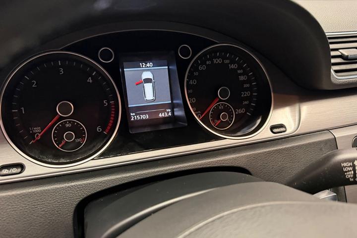 Blå VW Passat fra 2014