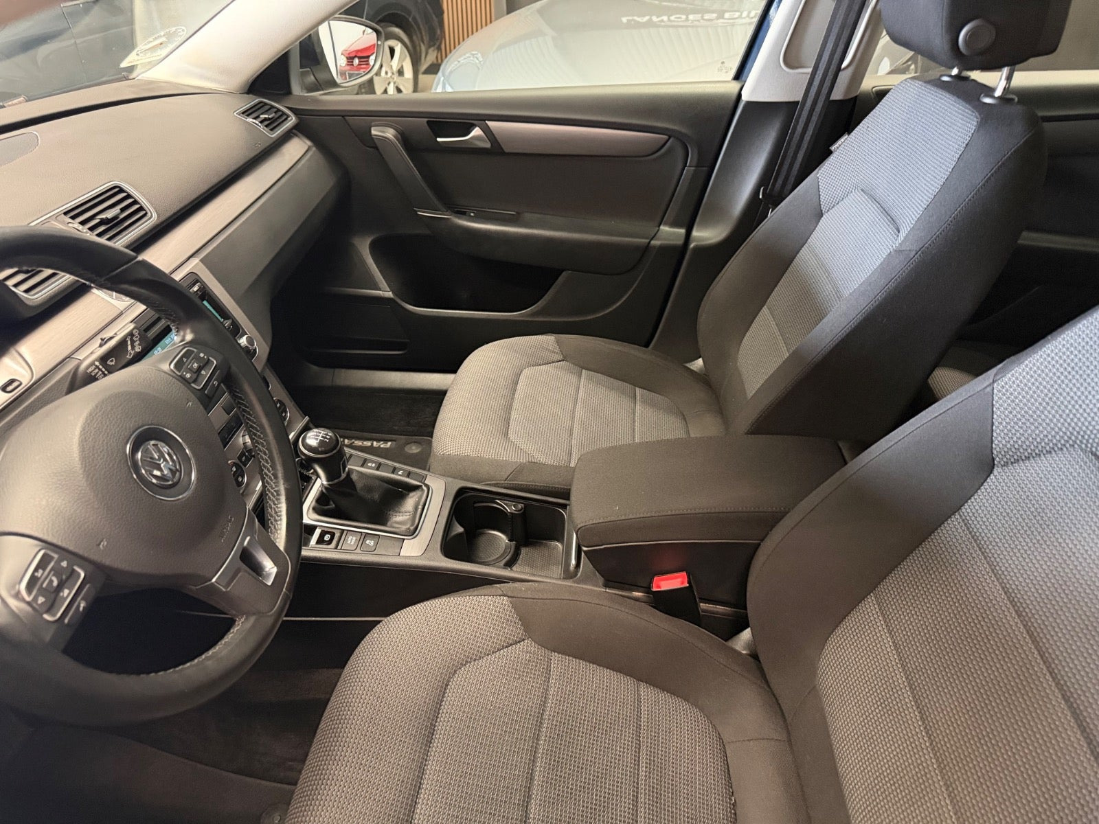 Blå VW Passat fra 2014
