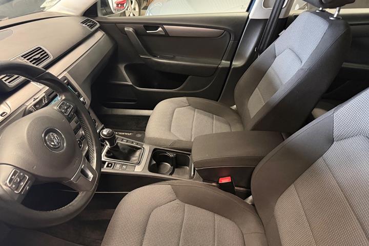 Blå VW Passat fra 2014