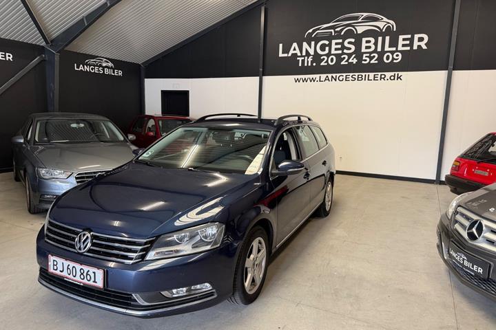 Blå VW Passat fra 2014