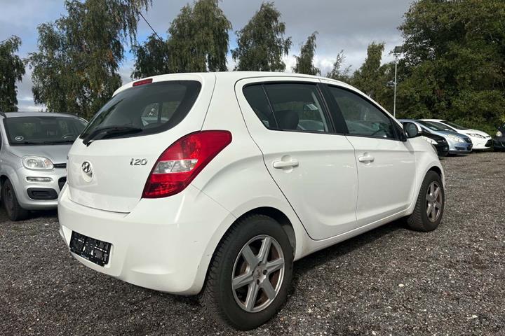 Hvid Hyundai i20 fra 2012