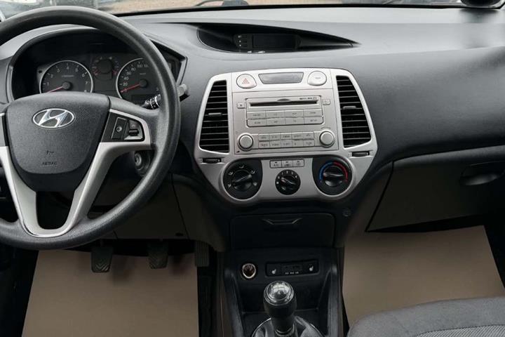 Hvid Hyundai i20 fra 2012