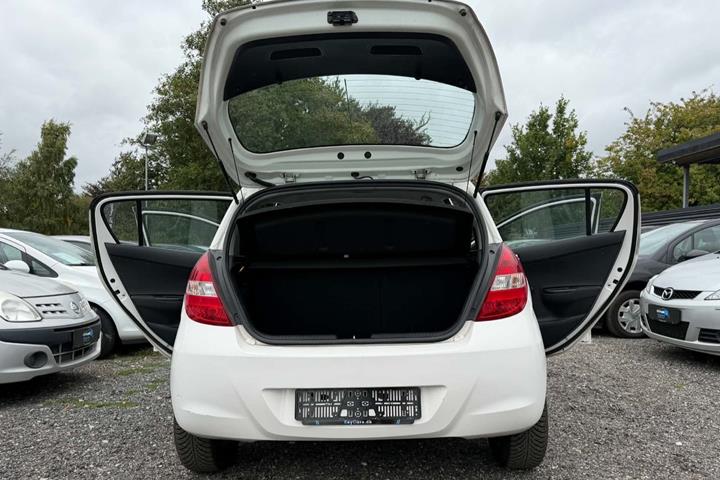 Hvid Hyundai i20 fra 2012