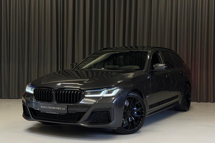 Grå BMW 530e fra 2021