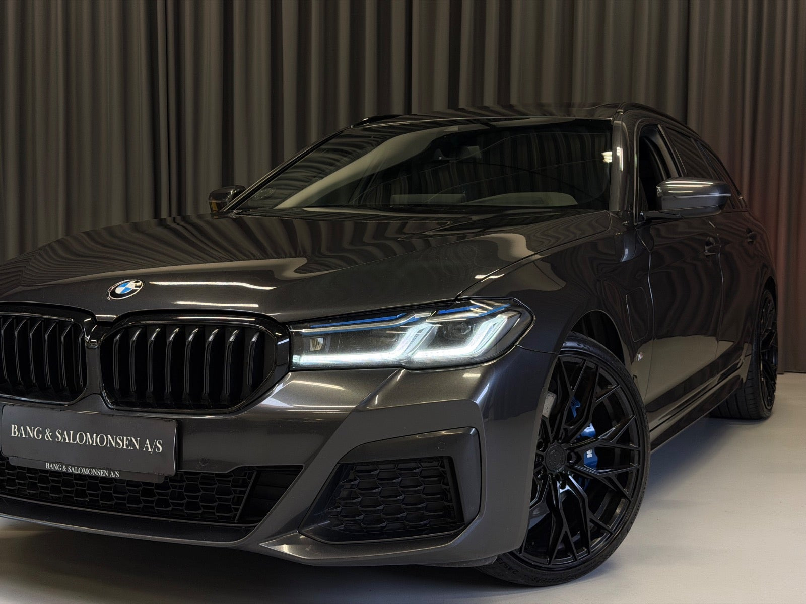 Grå BMW 530e fra 2021