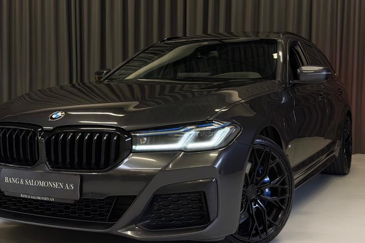 Grå BMW 530e fra 2021