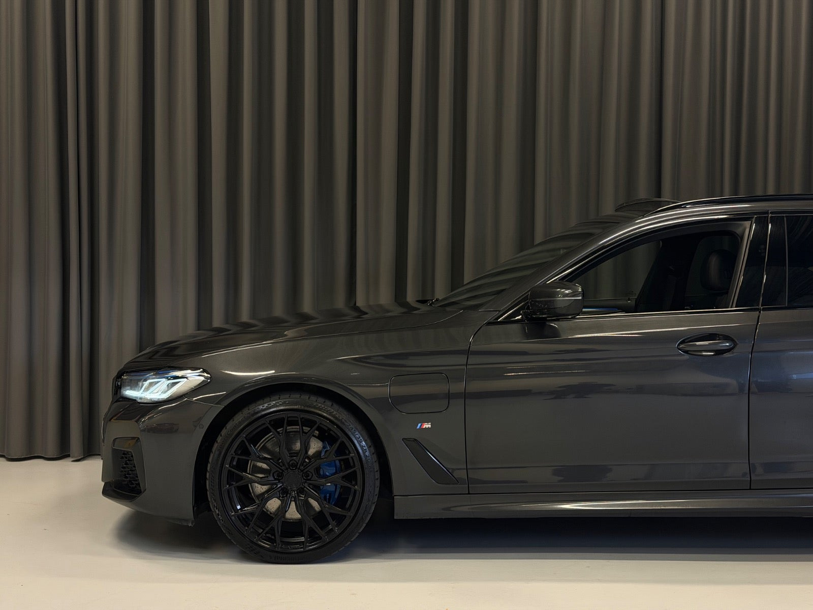 Grå BMW 530e fra 2021