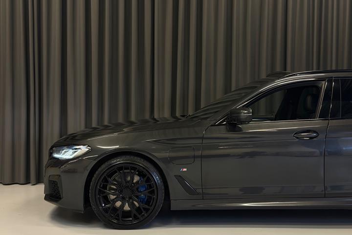 Grå BMW 530e fra 2021
