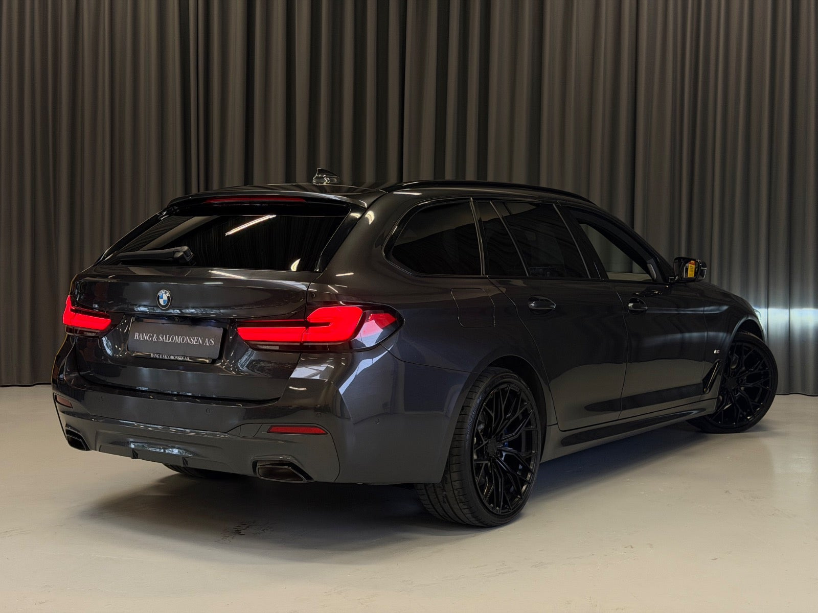 Grå BMW 530e fra 2021