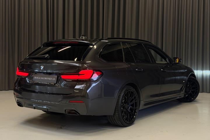 Grå BMW 530e fra 2021