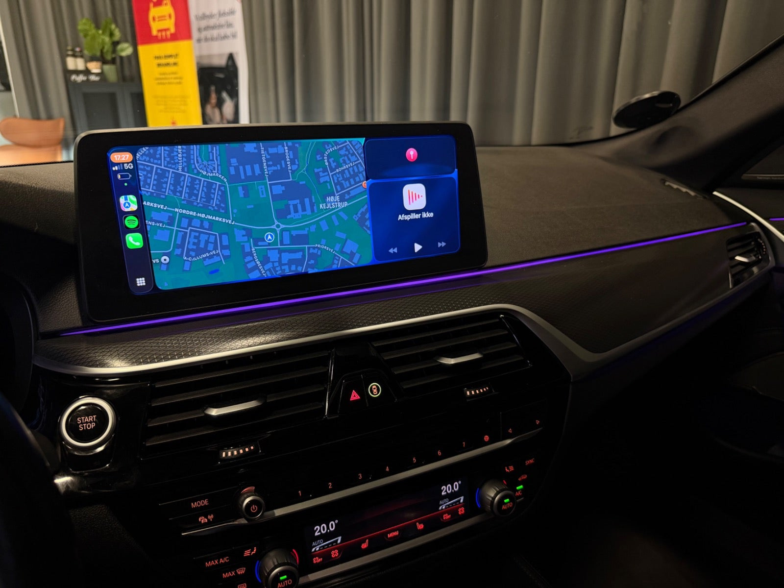 Grå BMW 530e fra 2021