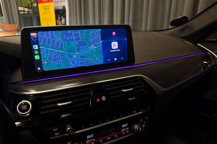 Grå BMW 530e fra 2021