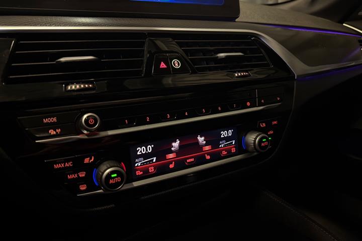 Grå BMW 530e fra 2021