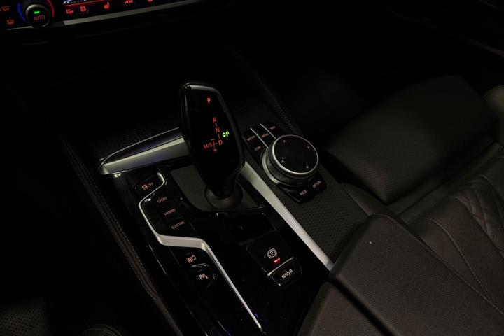 Grå BMW 530e fra 2021