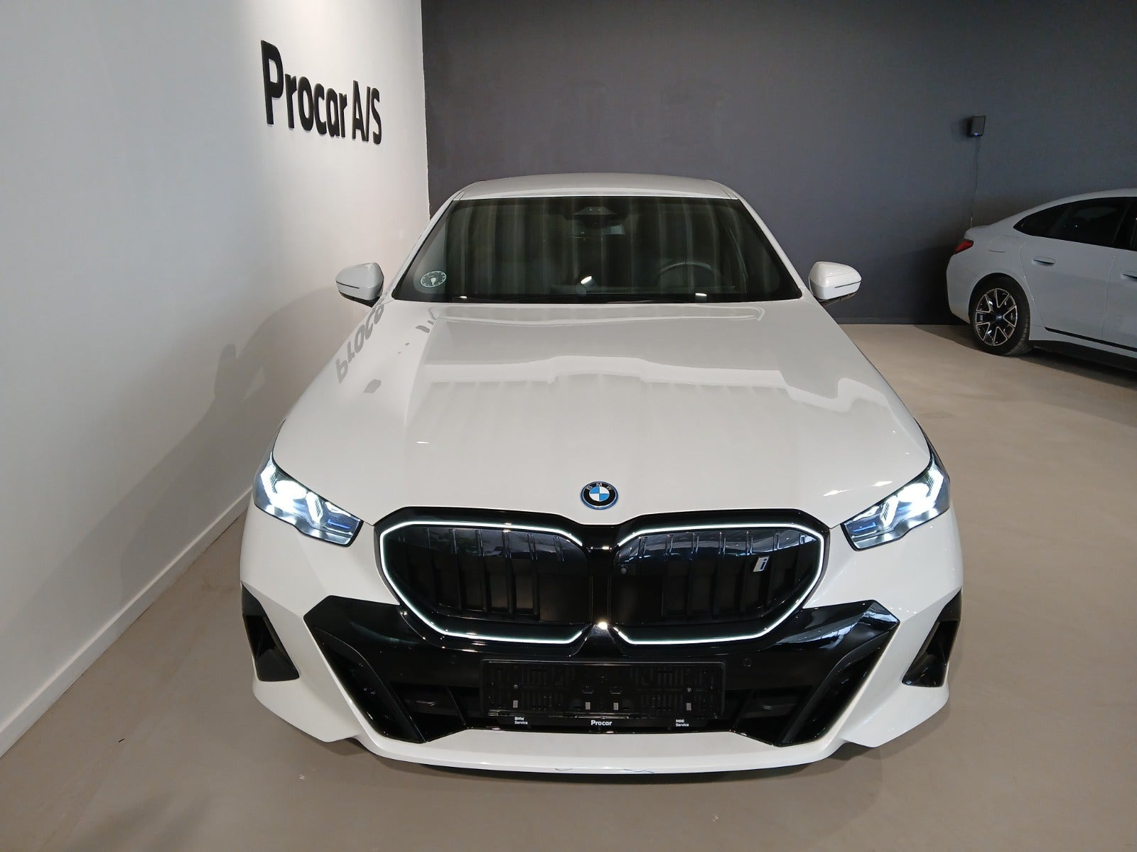 Hvid BMW i5 fra 2025