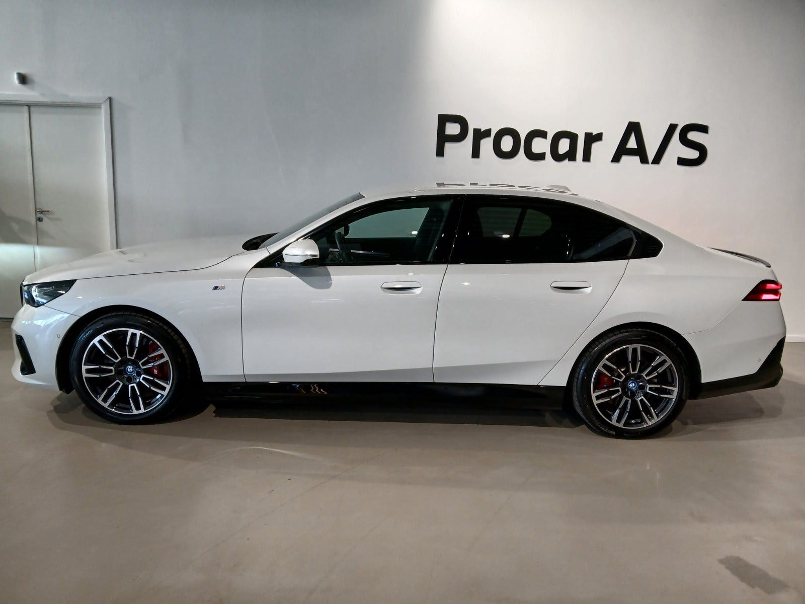 Hvid BMW i5 fra 2025