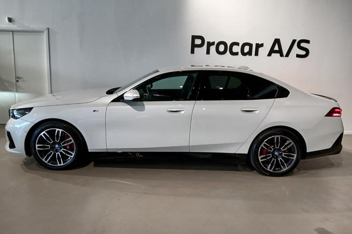 Hvid BMW i5 fra 2025