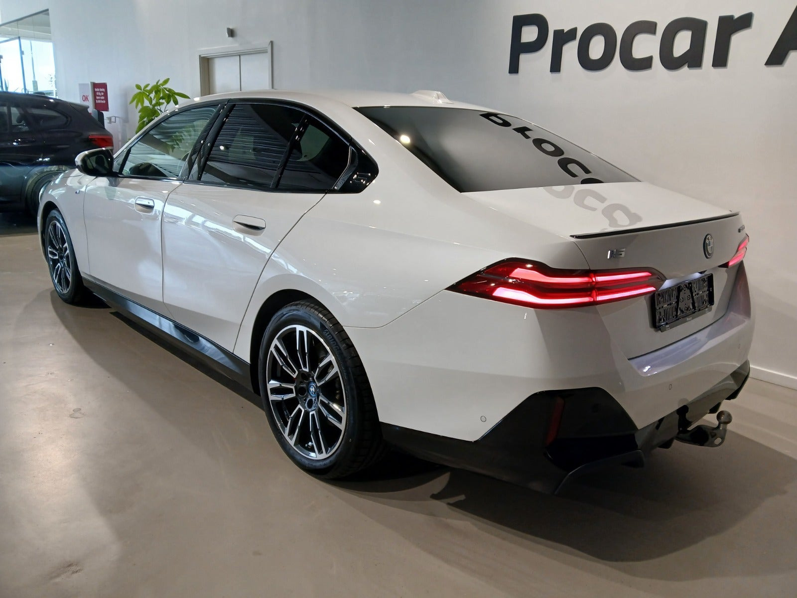 Hvid BMW i5 fra 2025