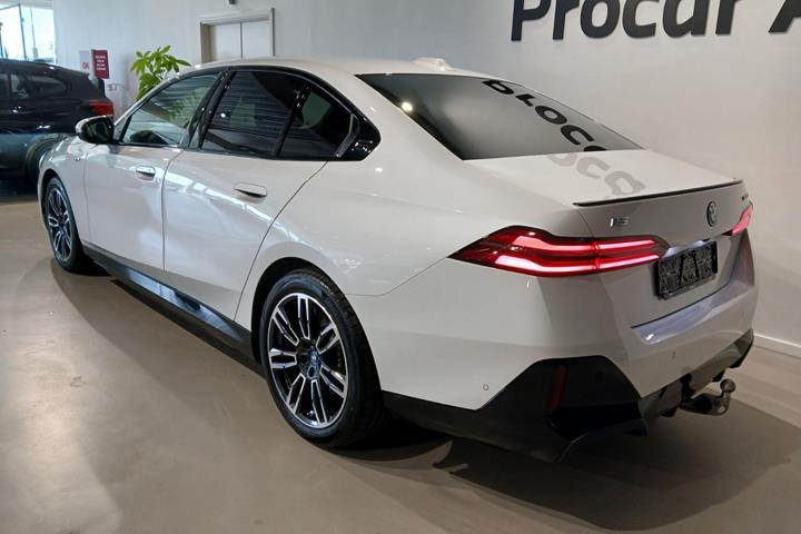 Hvid BMW i5 fra 2025