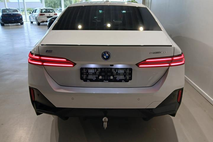 Hvid BMW i5 fra 2025