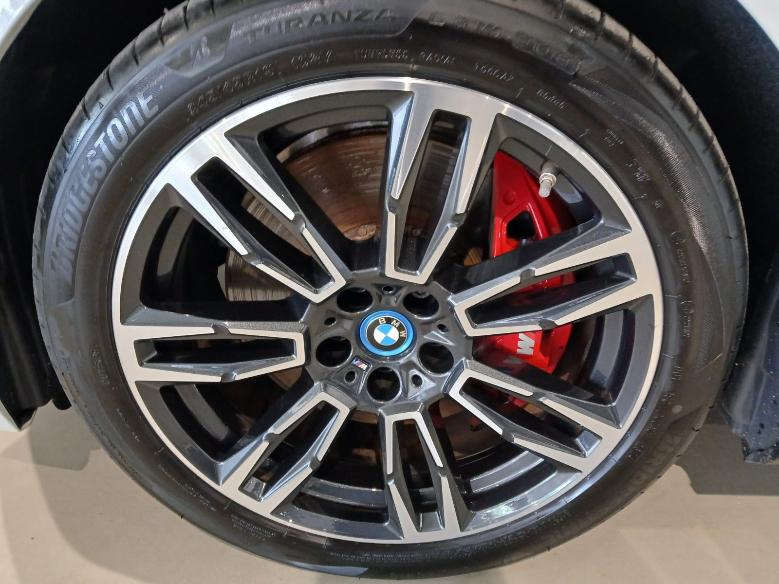 Hvid BMW i5 fra 2025