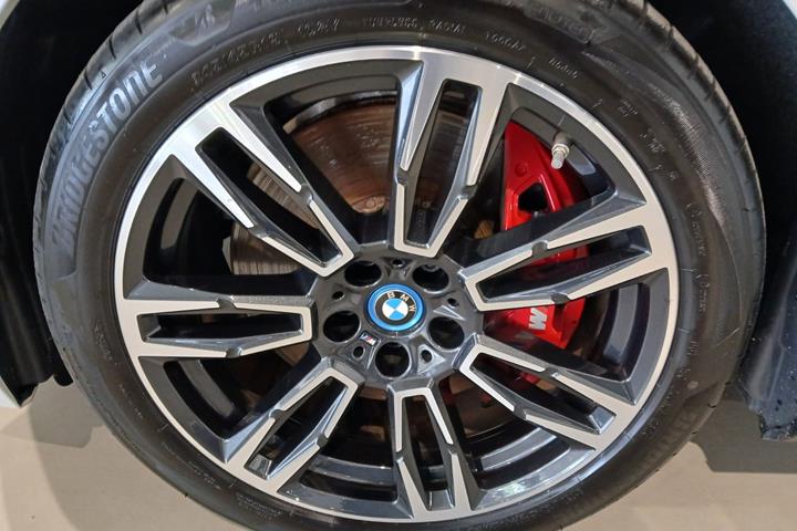 Hvid BMW i5 fra 2025