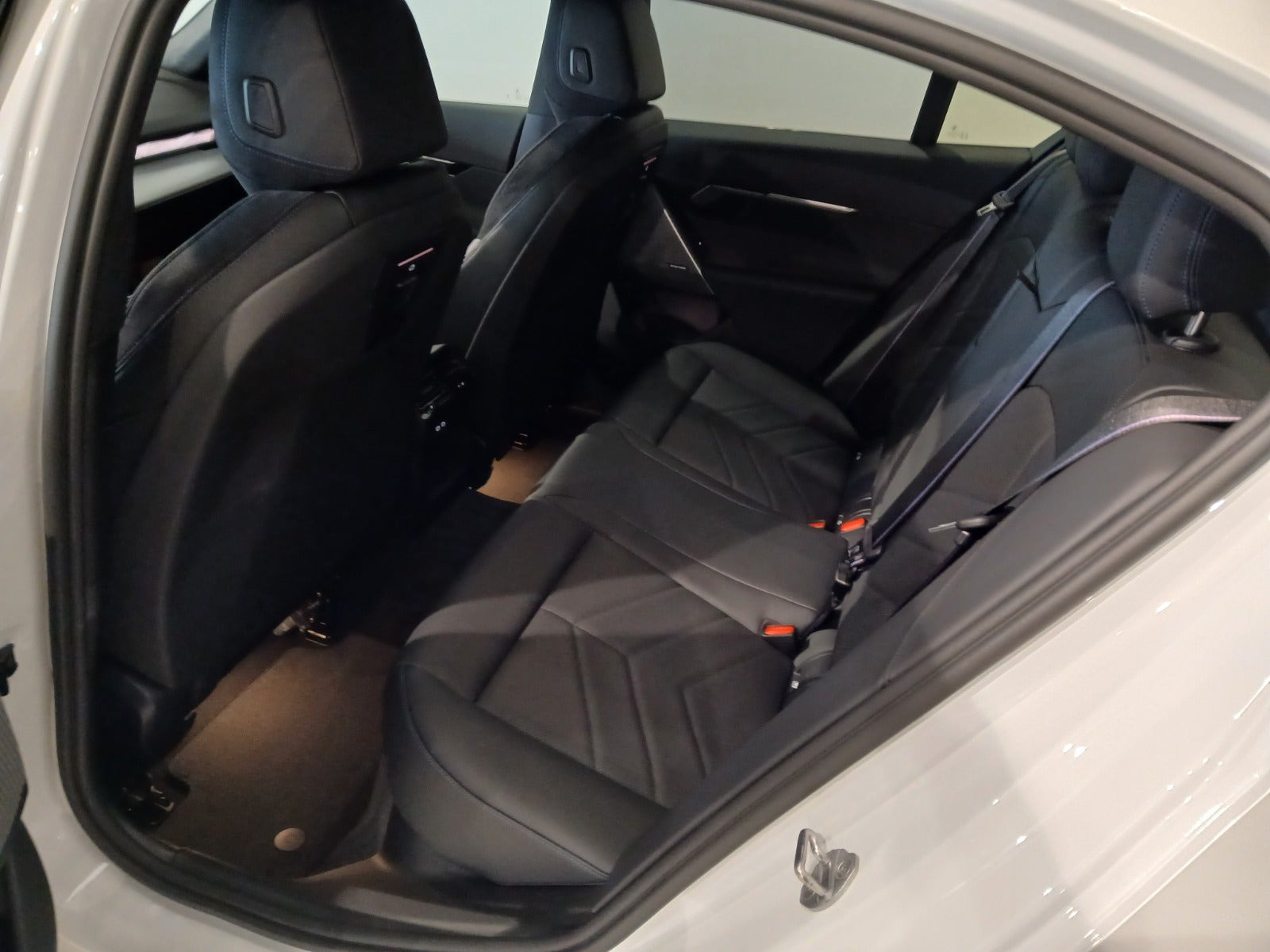 Hvid BMW i5 fra 2025