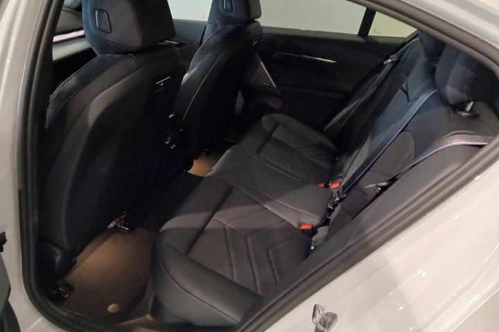 Hvid BMW i5 fra 2025