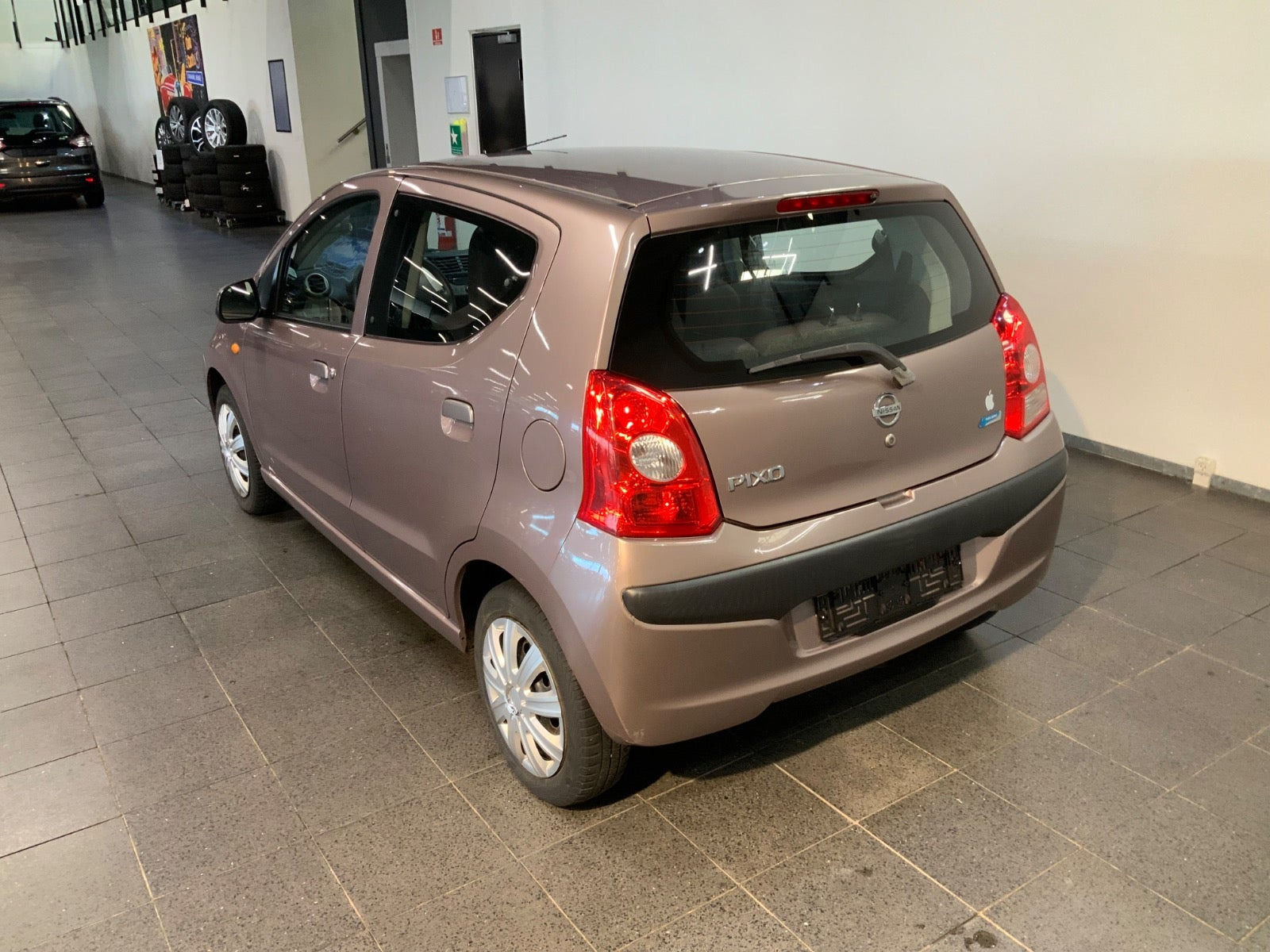 Gul Nissan Pixo fra 2010