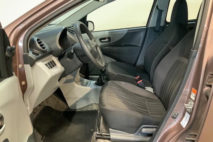 Gul Nissan Pixo fra 2010