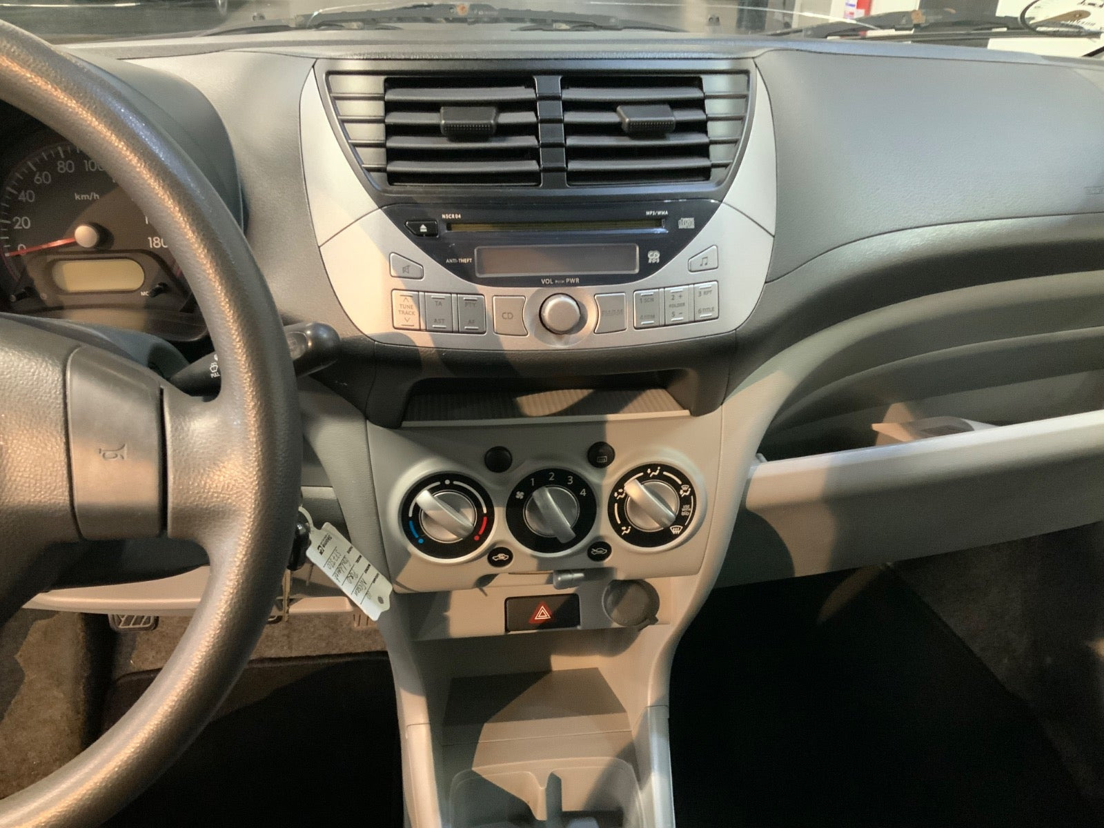 Gul Nissan Pixo fra 2010