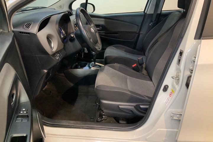 Hvid Toyota Yaris fra 2014
