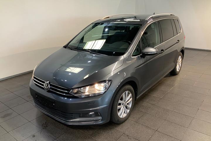 Grå VW Touran fra 2019 set udefra