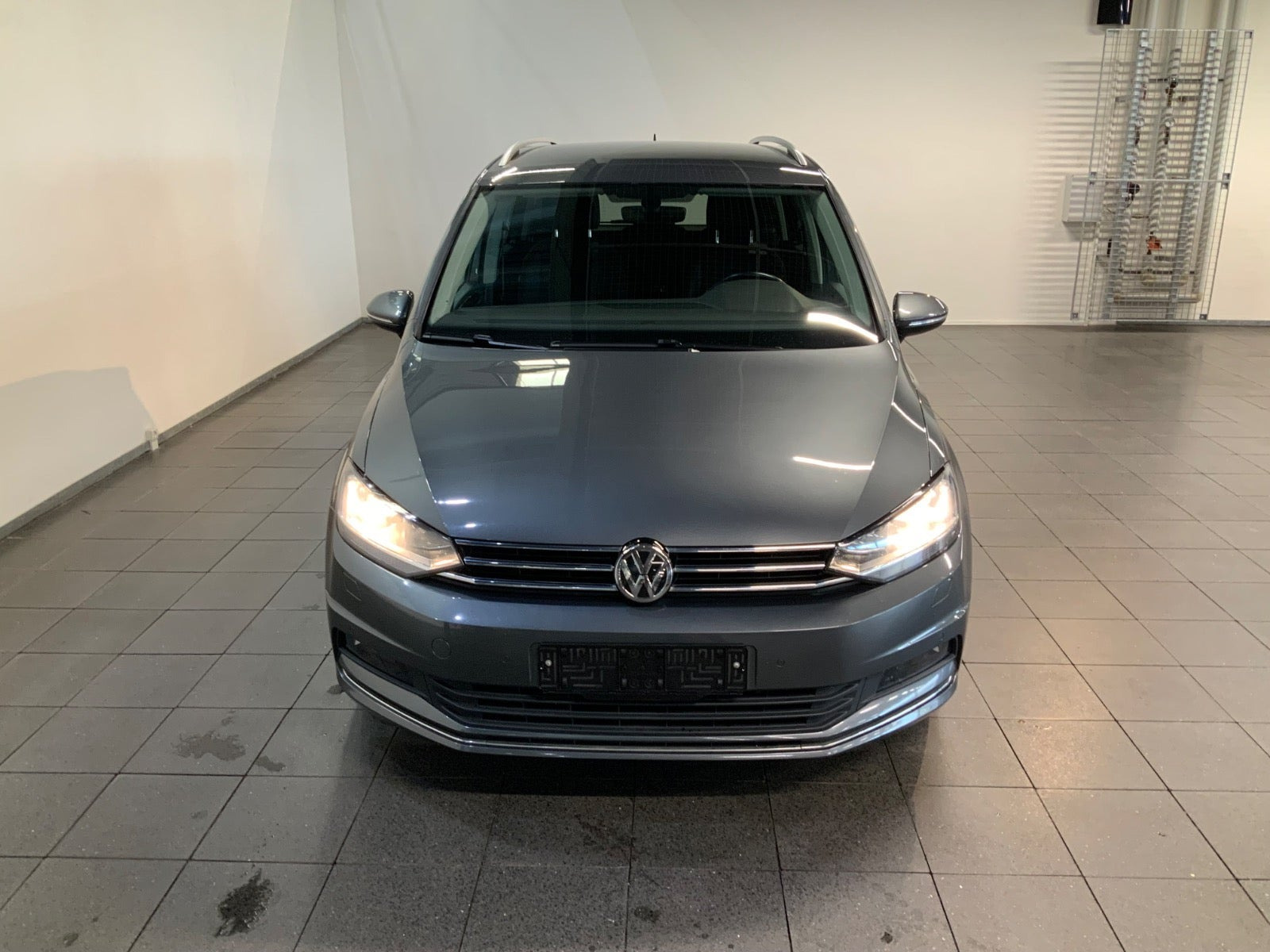 Grå VW Touran fra 2019
