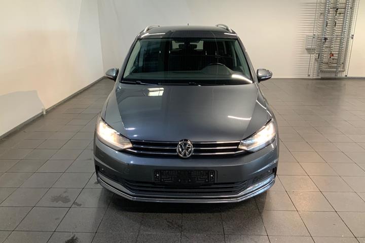 Grå VW Touran fra 2019