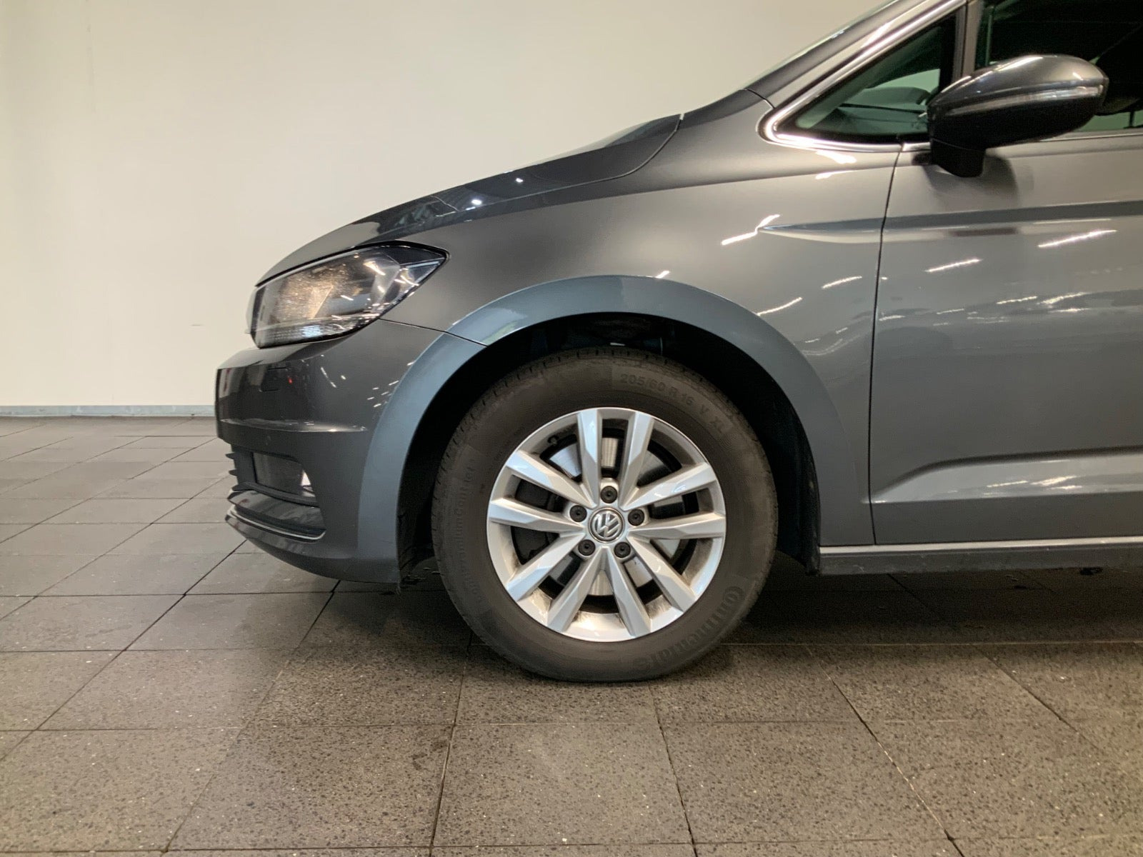 Grå VW Touran fra 2019