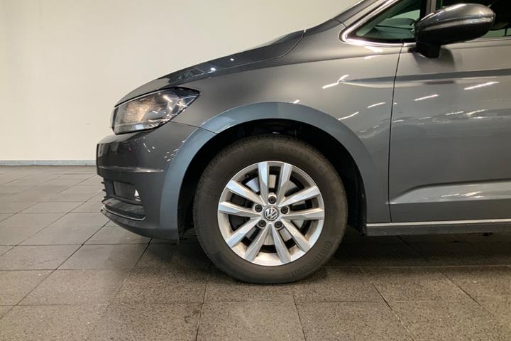 Grå VW Touran fra 2019