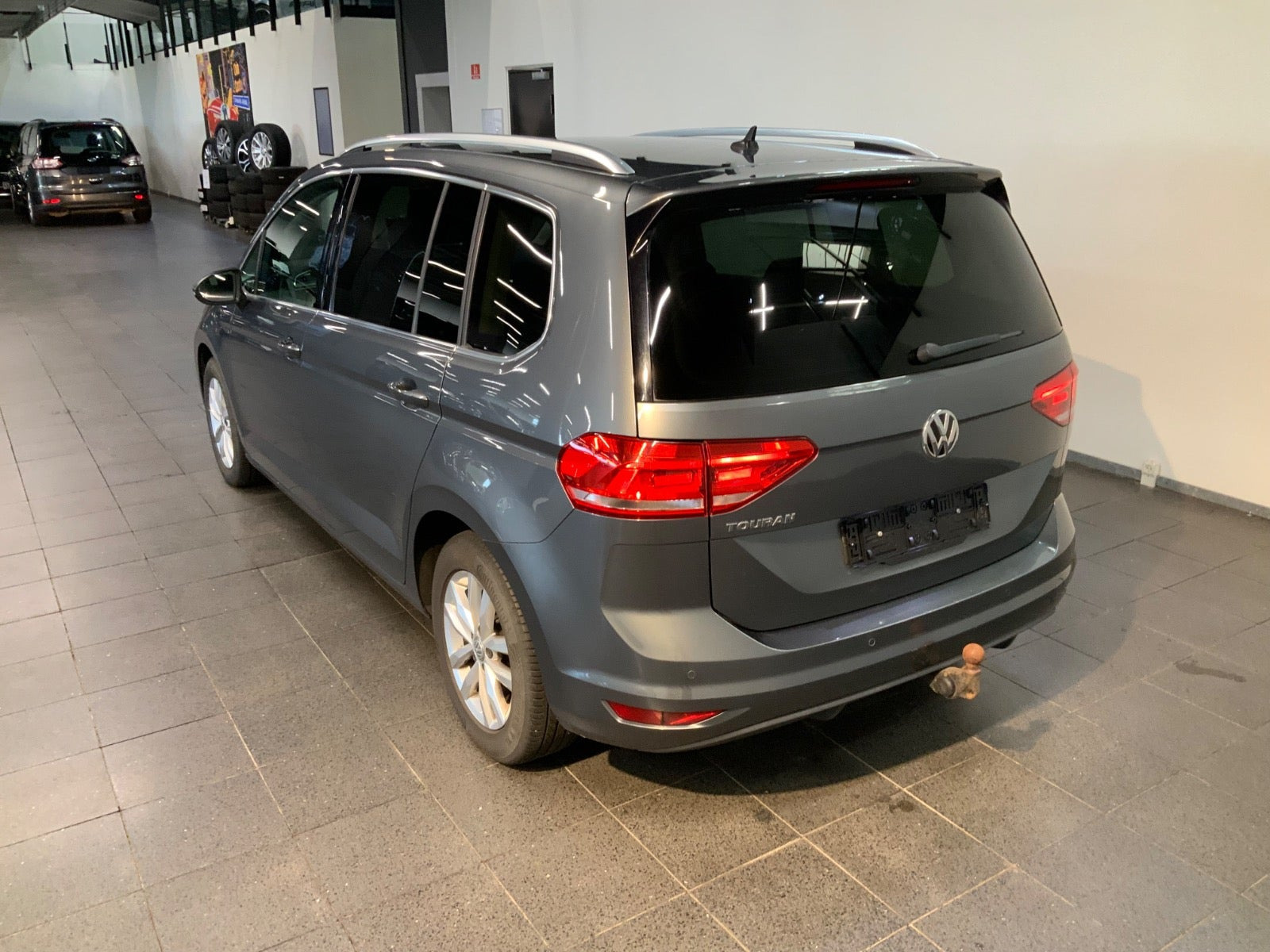 Grå VW Touran fra 2019