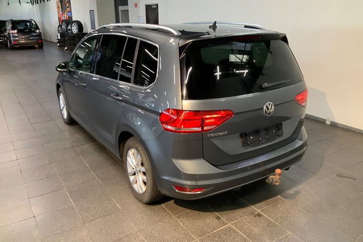 Grå VW Touran fra 2019