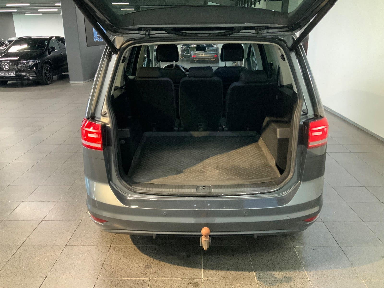 Grå VW Touran fra 2019
