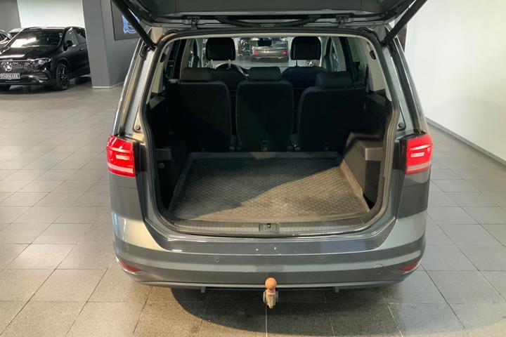 Grå VW Touran fra 2019