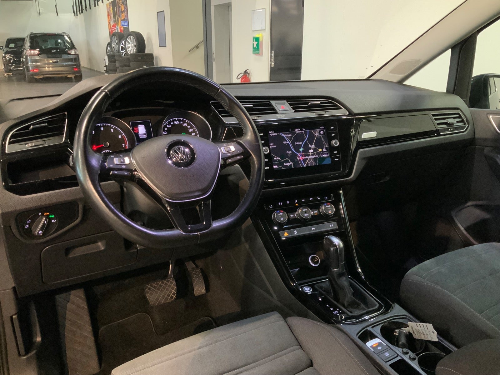 Grå VW Touran fra 2019